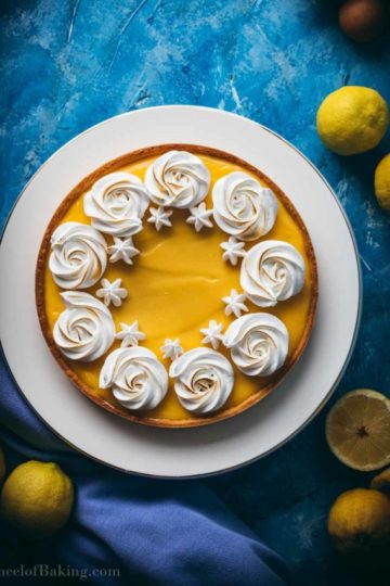 Lemon tart decorated with Italian meringue.